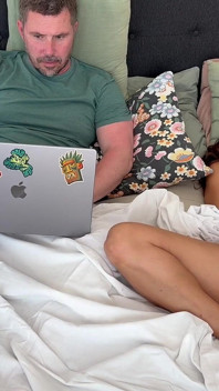MILF Si Annoia Mentre Il Marito Lavora E Lei Si Occupa Degli Affari