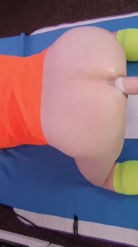 Mike Essex follada con consolador anal en la máquina