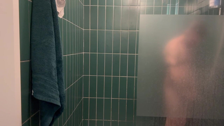 Brady massage: 동료 샤워실에 있어