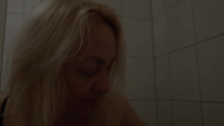 Piss and fart by dirty ladies: MILF blonde berkencing dalam tab mandi