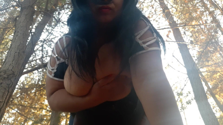 Riderqueen: La mamma scopa in una porta con le tette che...