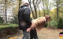 Усміхнену брюнетку відтрахали в парку