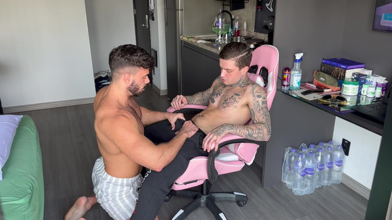 ErickDiaz: Ev arkadaşımla sıcak