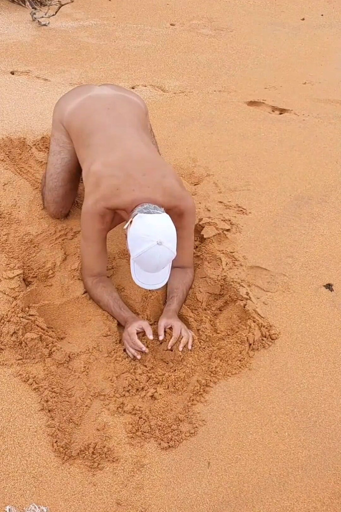 Ladysilvas: 섹시한 마크로 무두질한 엉덩이를 보여주는 해변에서 벌거벗은 Ladysilva, 나는 내 엉덩이에 발정난 으로 가득차 있어 섹스하고 떠나라