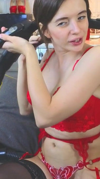 Alice Brunette je nadržená se svým vysavačem