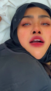 Awek Arab bertetek besar di hotel menanggalkan Burqa & Tudung Hanya Seluar Dalam Putih & Coli Hitam, Saya Nampak & Melancap