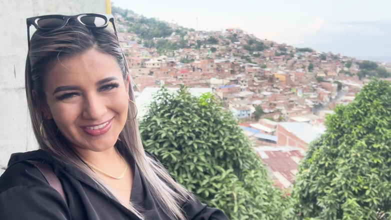 Naty Delgado: 내 도시에서 케이블카를 타는 동안 의붓여동생의 절친에게 야외에서 섹스하고 자지를 빨아! Naty Delgado &amp; Brian Evans