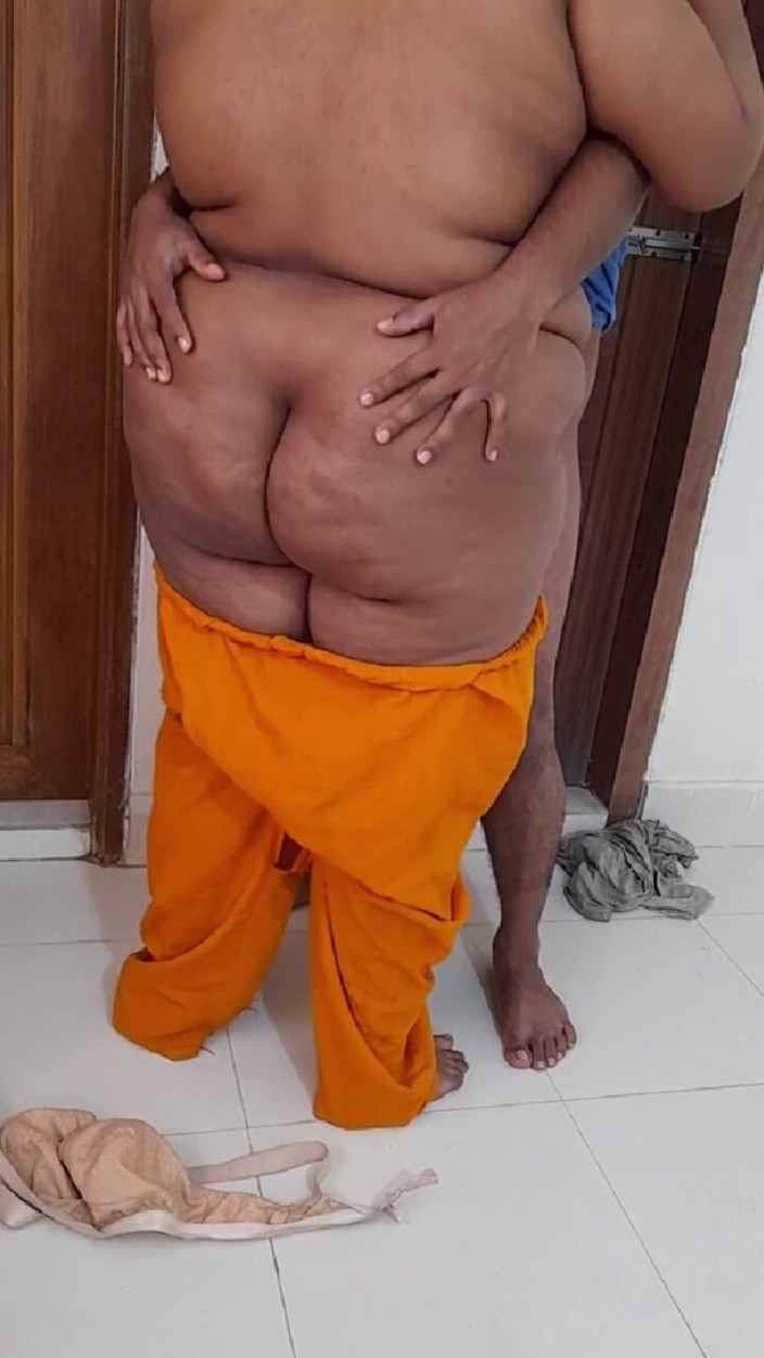 Aria Mia: भारतीय सौतेली मम्मी होटल में अपने स्तन दिखाती है