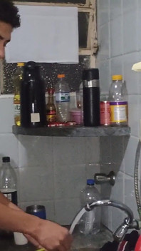 Přesvědčuje svého nevlastního bratra, aby byl opravdu sexy, když tam její rodiče nebyli