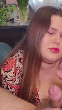 Stiefmutters intensiver handjob und neckt zum orgasmus mit sperma
