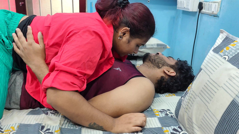 Vaigavarun45: Kız oğlanı öpüyor ve ateşli romantizm