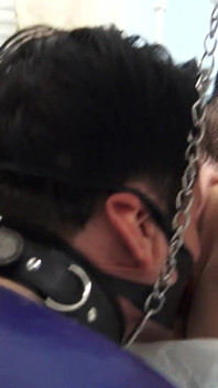 Lo schiavo in lattice si scopa un dildo in faccia!