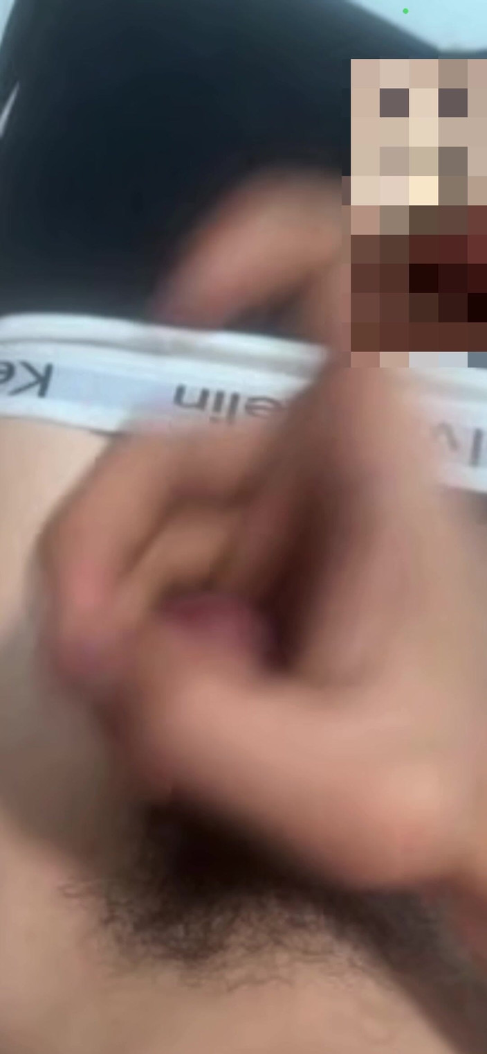 Quan Vietnam 18: 18 -årig hetero pojke får meddelande från stanger och runkar sedan...