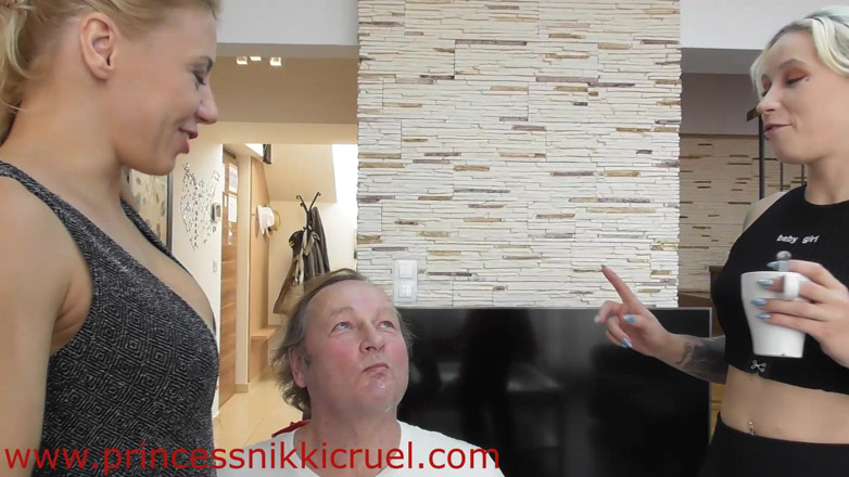 Nikky Thorne: सुनहरे बालों वाली जंगली milf(चोदने लायक मम्मी) अपने गुलामों के मुंह में थूकती है