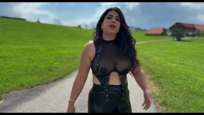 LadyAyse5: Możesz lizać ziemię, po której chodzę