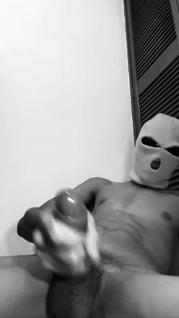 Une grosse bite noire masquée à lunettes et une balaclave caresse une grosse bite noire non circoncise jusqu’à l’éjaculation massive juteuse, black20one