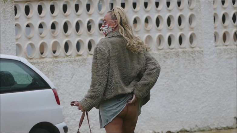 Natalie K: Melancap di luar di luar dengan berjalan kaki di woodland...