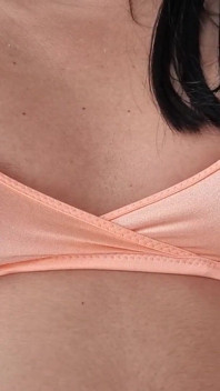 Chiếc áo ngực tập luyện nhỏ của tôi không có cúp hoặc đệm