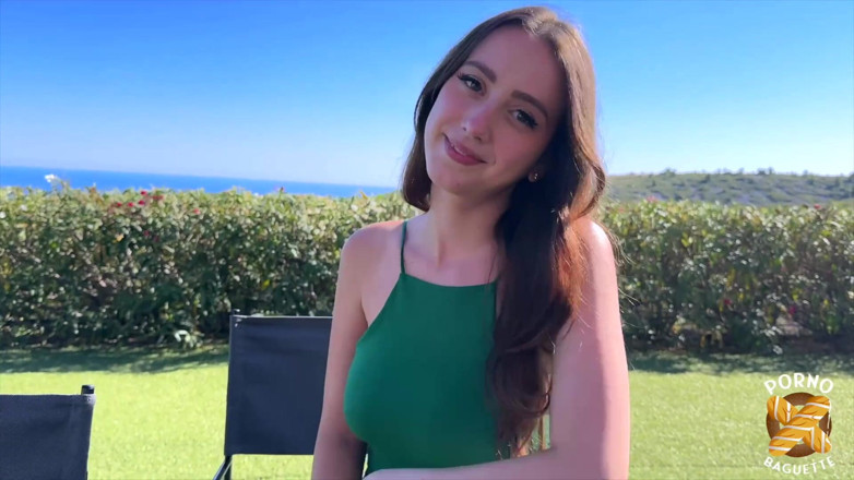 Porno Baguette: Hellolimoon, fille sexy, veut deux bites pour la baiser