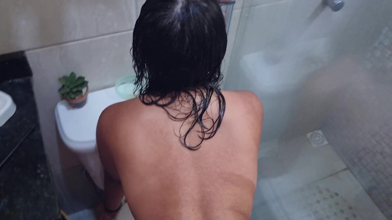 MarieChell: Saya pergi mandi apabila abang ipar saya tiba di bilik...