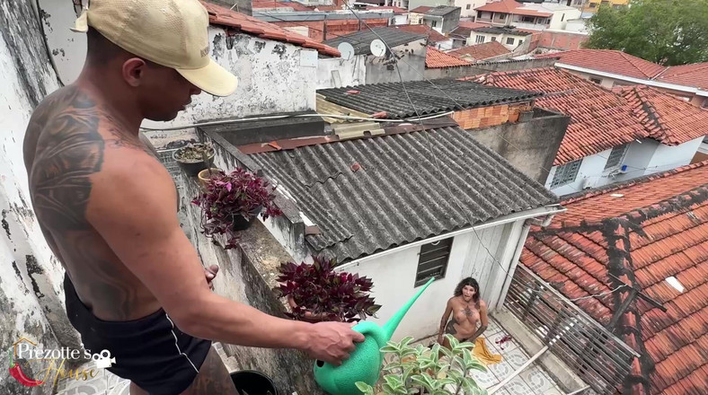 Prezottes_House: O Jardineiro Fodendo a Patroa Sabrina Prezotte a Travesti Pauzuda.