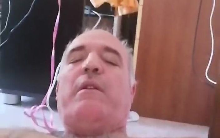 Setesesso7: Я мастурбую свой член, лежал на полу полностью голышом