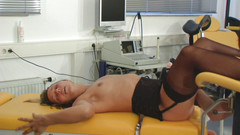 Rubber & Clinic Studio - 1ATOYS: Fisting mit der schlampe