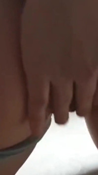 Suscriptor me pidió que me levantara para ver mis tetas y piernas, lo sorprendí con más