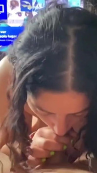 O curvă argentiniană Babyluna939 îmi suge pula, îmi masturbează țâțele până când nu mai am lapte și o ia tot