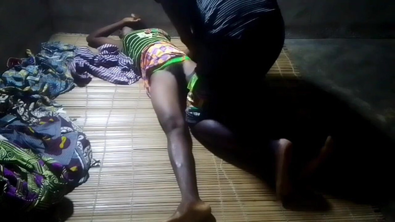 Sex tatie dessi: La ragazza offre sesso al suo padrone di casa per...