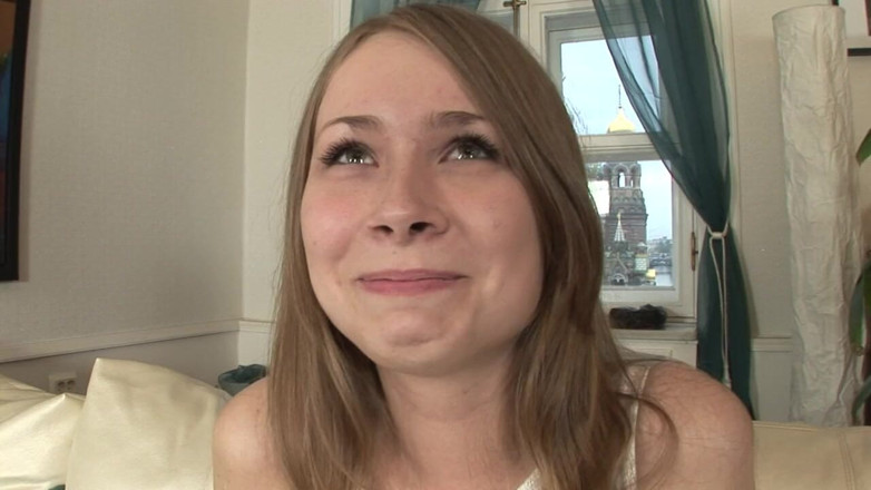European fresh porn: La piccola di 18 anni fa il suo primo sesso