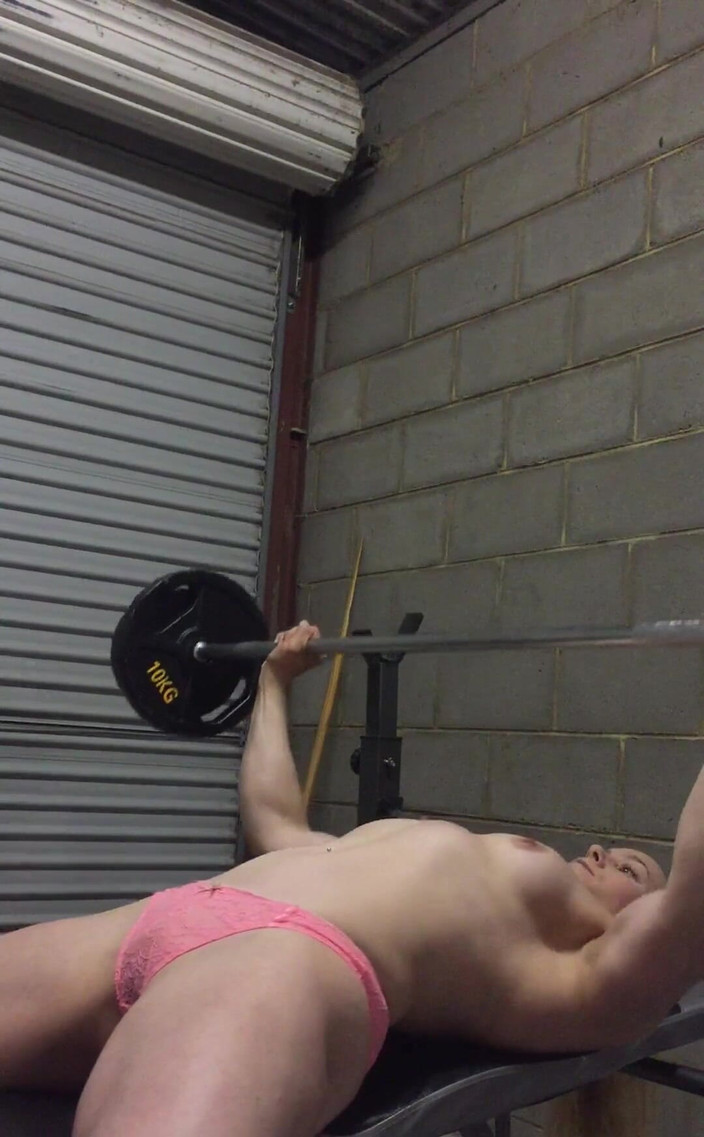 Michellexm: Allenamento in mutandine rosa