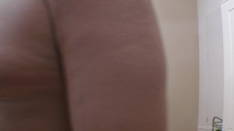 Immoral Live: Nadržená 19letá žena s velkými přírodními kozami dostane anální creampie