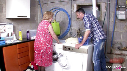 Full porn collection: Babička svádí domovníka ve sklepě a dostane výstřik