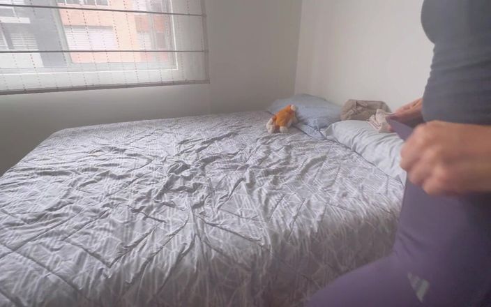 scarlettandc: Dos chicas poniéndose la ropa de gimnasio, tocándose y mostrando...