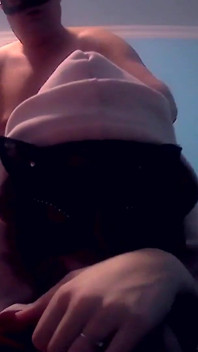 Jag knullas i doggystyle av min pojkvän i huvtröja och jag onanerar med min hodody för att nå orgasm