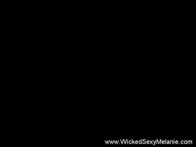 Wicked Sexy Melanie: Femeie excitată suge pula și se fute