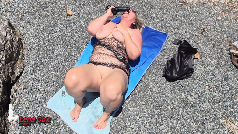 Lena Cox: Squirting-masturbation am strand