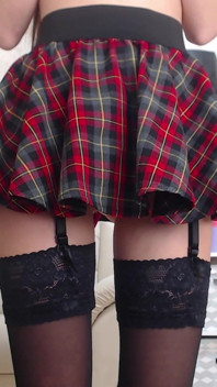 보지를 보여주는 미니 스커트를 입은 여학생