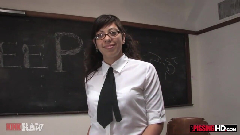 Pissing HD: Satine Phoenix are orgasme în timp ce este udată de pișat