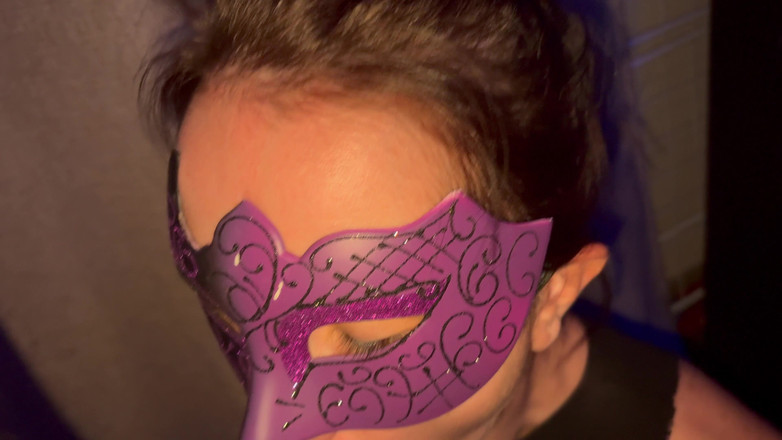 Naomi Pink: Üvey annem üçlü seks denemek istedi