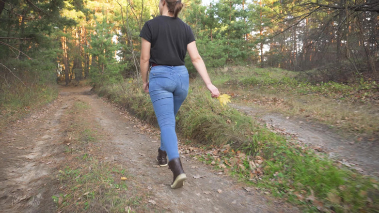 Teasecombo 4K: Tillbedja min promenader vickar röv i blå jeans