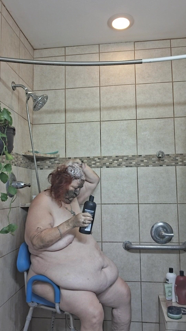 BBW nurse Vicki adventures with friends: Duża Piękność Pielęgniarka Vicki Biorąc Kurację Błotną Pod Prysznicem!