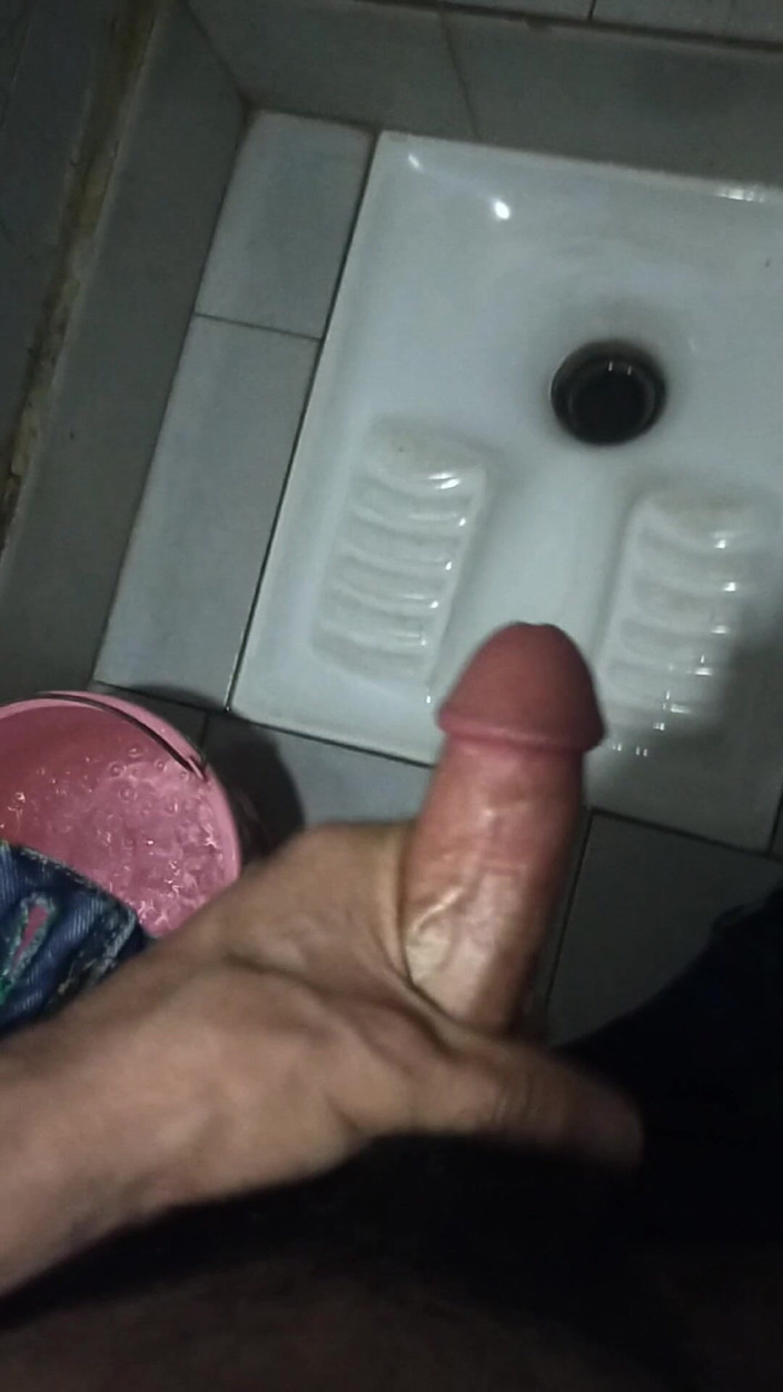 Morocco: 浴室でのマスターベーションと射精