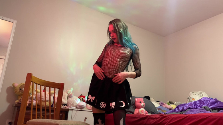 EmoDream1998: Kız arkadaş striptiz yapıyor