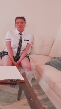 여자 농구팀을 위해 기부금을 문으로 가져가는 십대