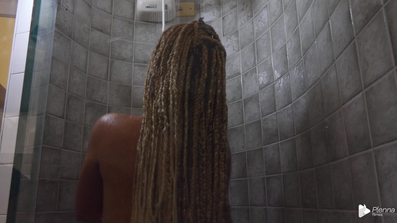 Plenna Filmes: Adoro masturbarmi davanti alla doccia.