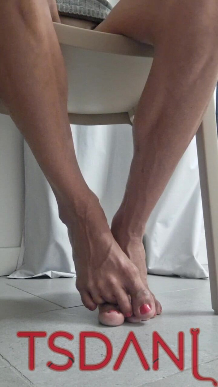 Tsdanisantos1: A casa, mostrando i miei piedi per voce, penso a...