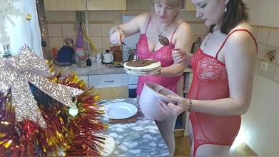 Assol: Preparo un desayuno desnudo dulce con mi amiga con mucho...