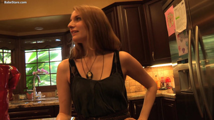 Lesbian Babe Stare: Лесбіянка самотня і кличе друга, щоб допомогти їй